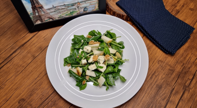 Salada de rúcula com pera e gorgonzola