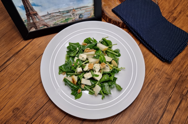 Salada de rúcula com pera e gorgonzola
