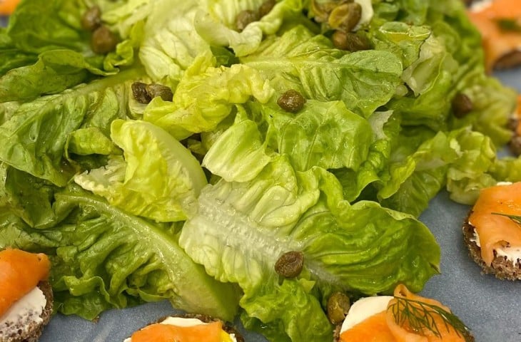 Salada de salmão defumado