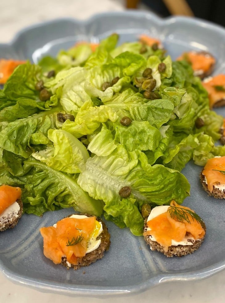 Salada de salmão defumado