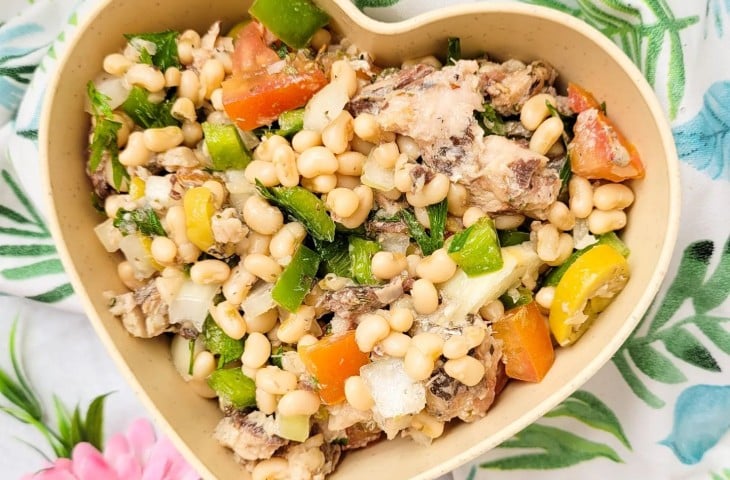 Salada de sardinha com feijão manteiga
