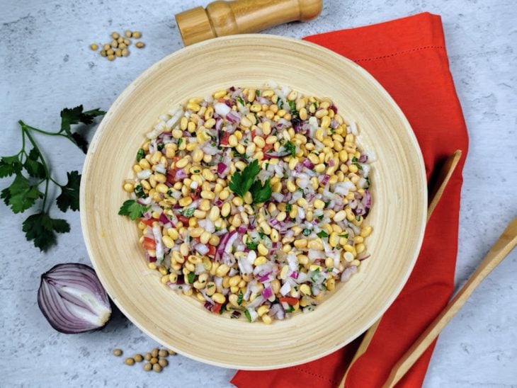 Um prato contendo salada de soja.