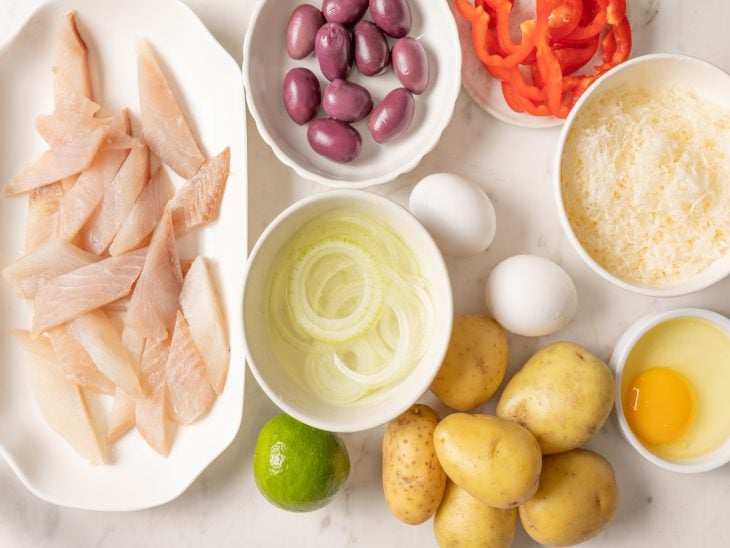 Uma bancada com os ingredientes.
