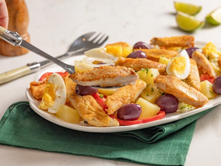Um prato contendo salada de tilápia.