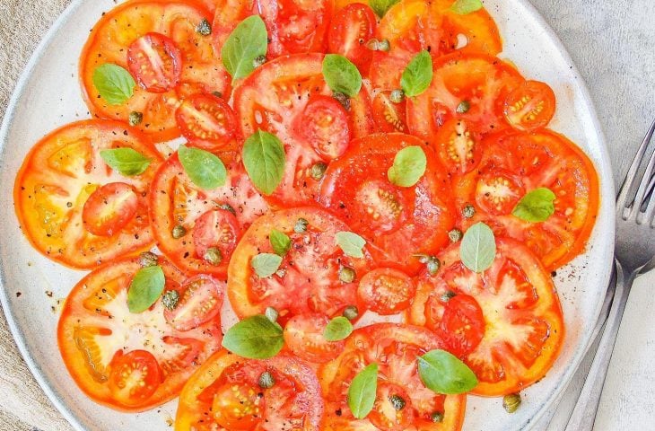 Salada de tomate com manjericão