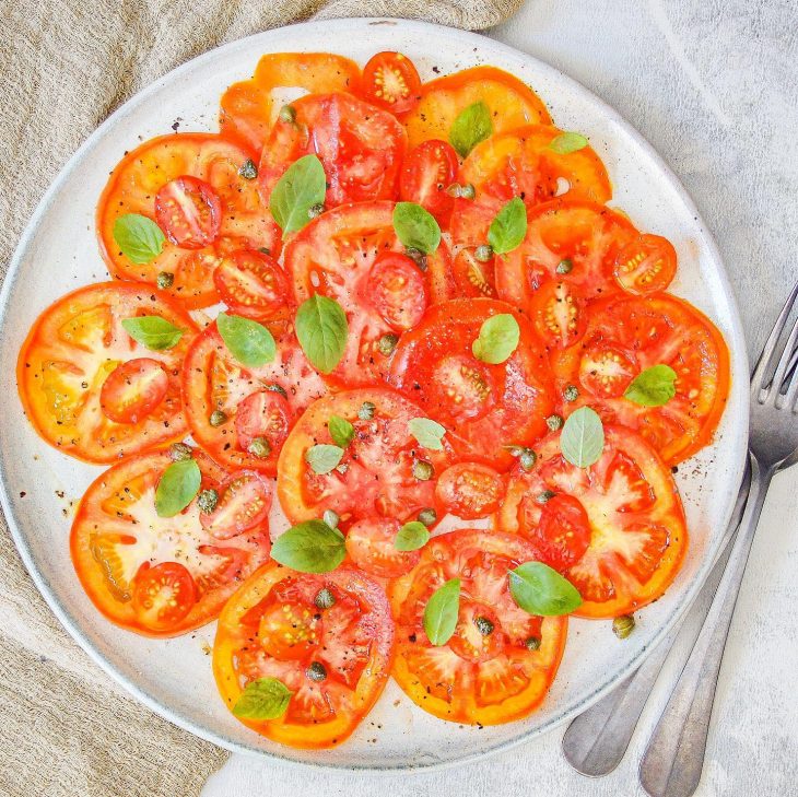 Salada de tomate com manjericão