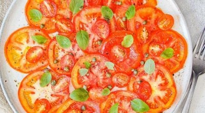 Salada de tomate com manjericão