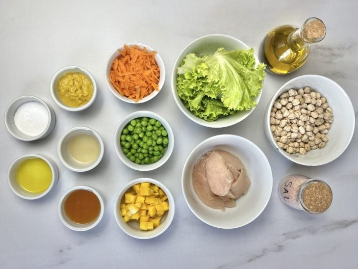 Uma bancada com os ingredientes separados.