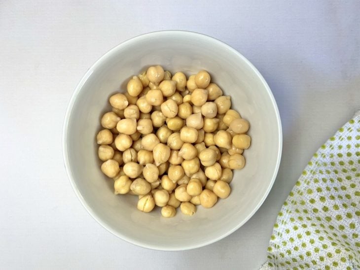 Uma tigela com grão-de-bico cozido.
