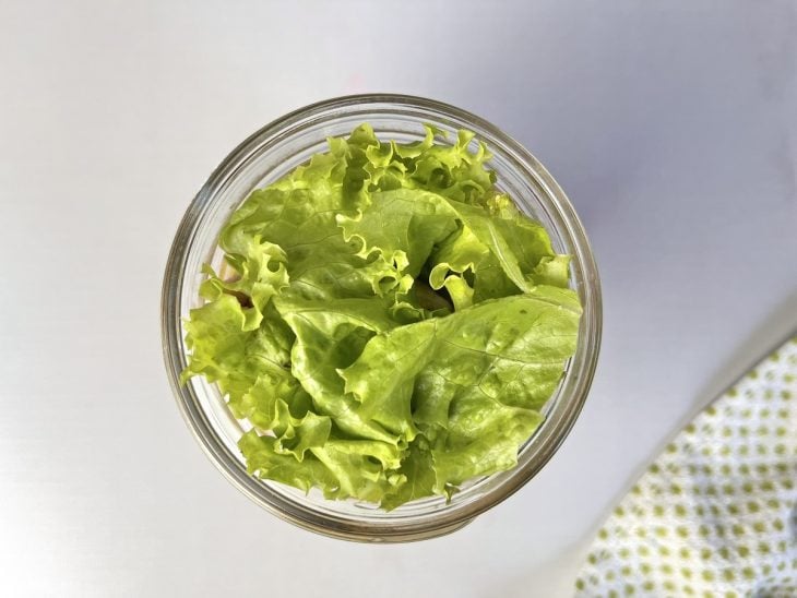 Um pote com a salada montada com todos os ingredientes.