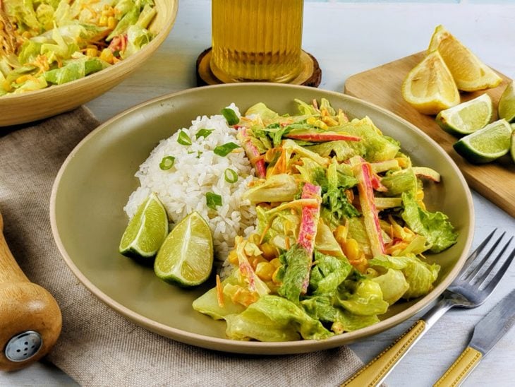 Salada fresca com kani servida.