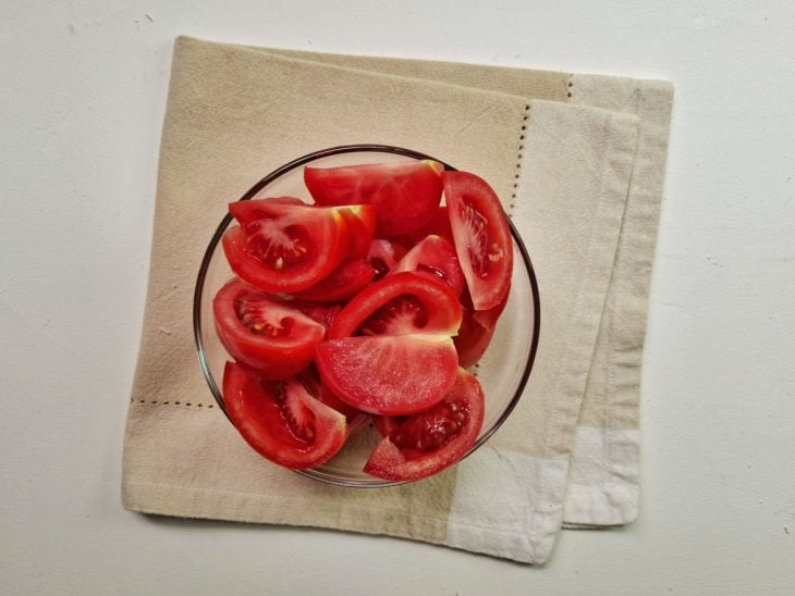 Tigela com os tomates picados.