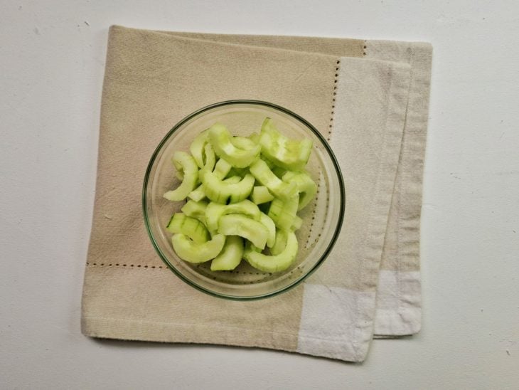 Tigela com o pepino picado em formato de meia-lua.