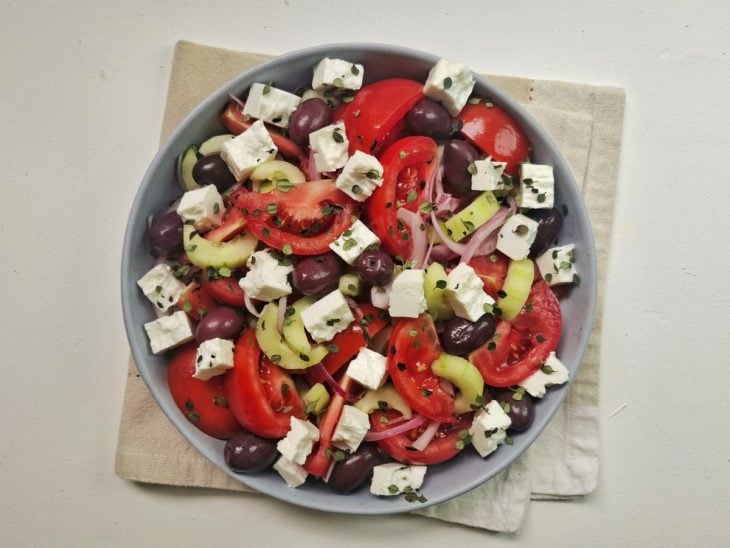 Tigela com todos os ingredientes misturados e temperados.