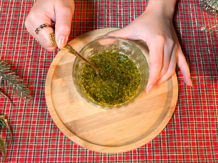 Molho cítrico sendo misturado em ramequim pequeno até incorporar.