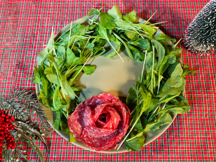 Rúcula sendo disposta ao redor da flor para criar o formato circular.