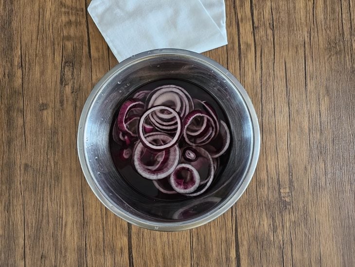 Um prato contendo cebolas roxas cortadas em rodelas.