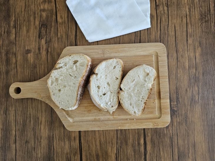 Uma tábua contendo fatias de pães.