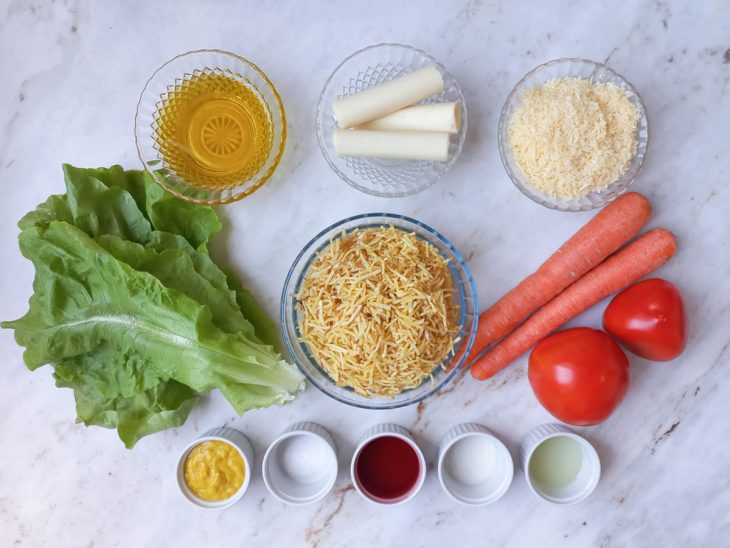 Ingredientes separados sobre a bancada.