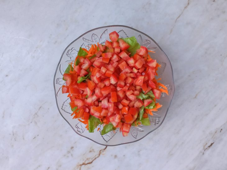 Tomates picados em cubinhos sem semente, espalhados pela salada.