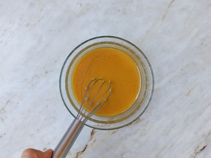 Ingredientes do molho misturados.