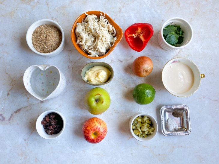 Ingredientes para a receita reunidos em uma bancada.