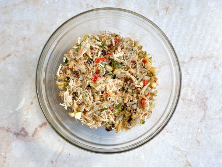 Ingredientes adicionados e misturados em um bowl de vidro.