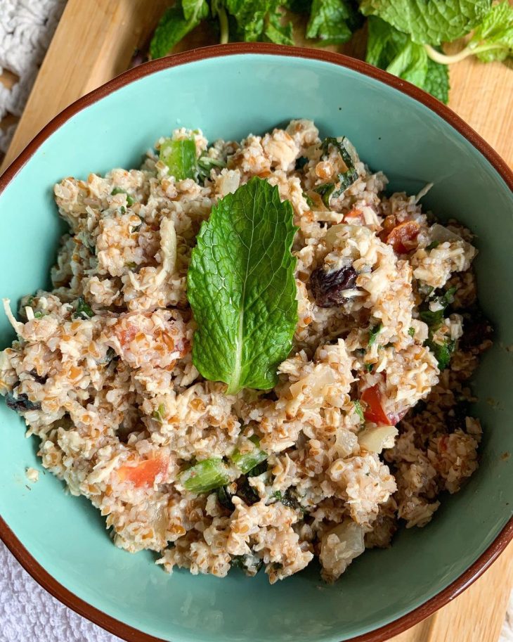 Salada marroquina com iogurte grego