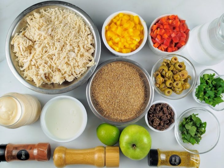Ingredientes reunidos em uma bancada.