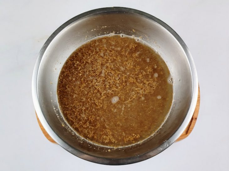 Trigo para quibe hidratando em uma tigela com água quente.