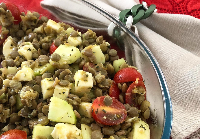 Salada mediterrânea de lentilhas