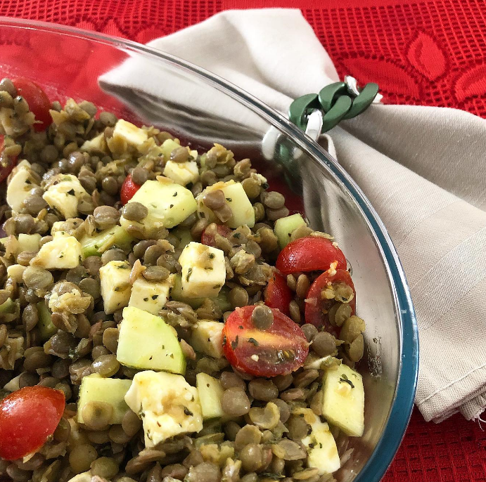 Salada mediterrânea de lentilhas