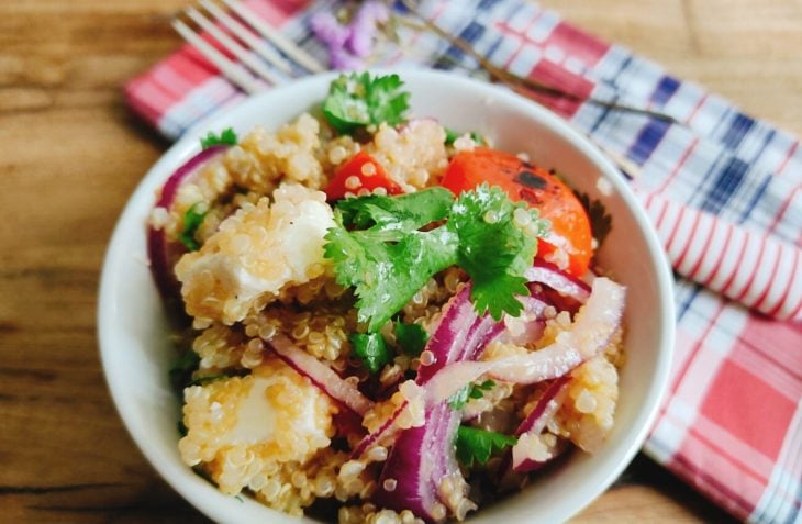 Salada mediterrânea de quinoa