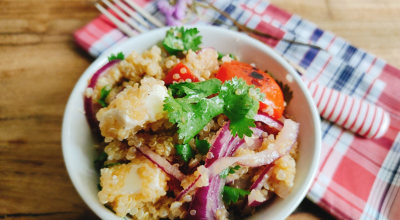 Salada mediterrânea de quinoa