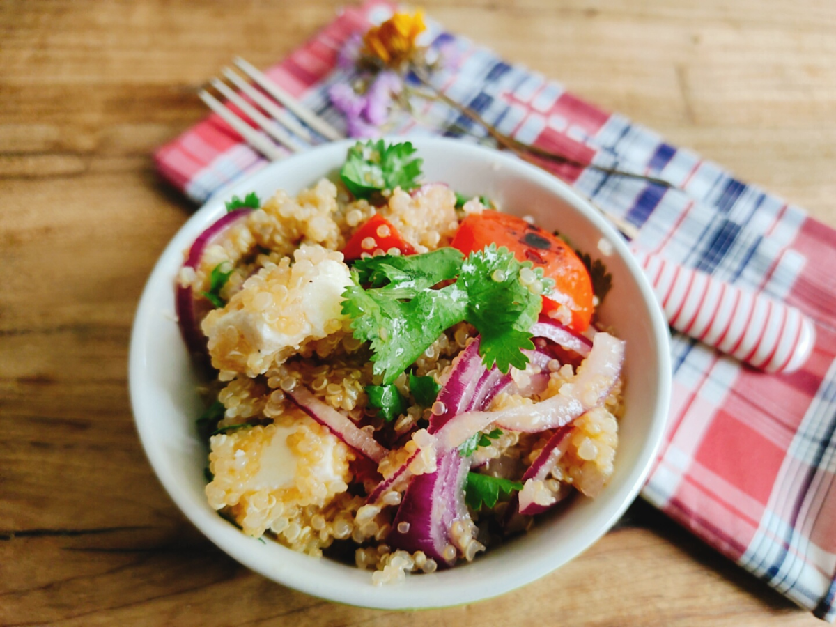 Salada mediterrânea de quinoa