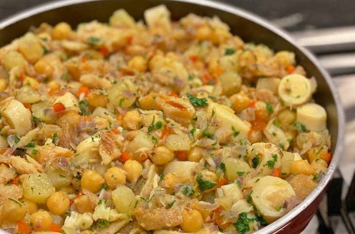 Salada morna de bacalhau com grão-de-bico