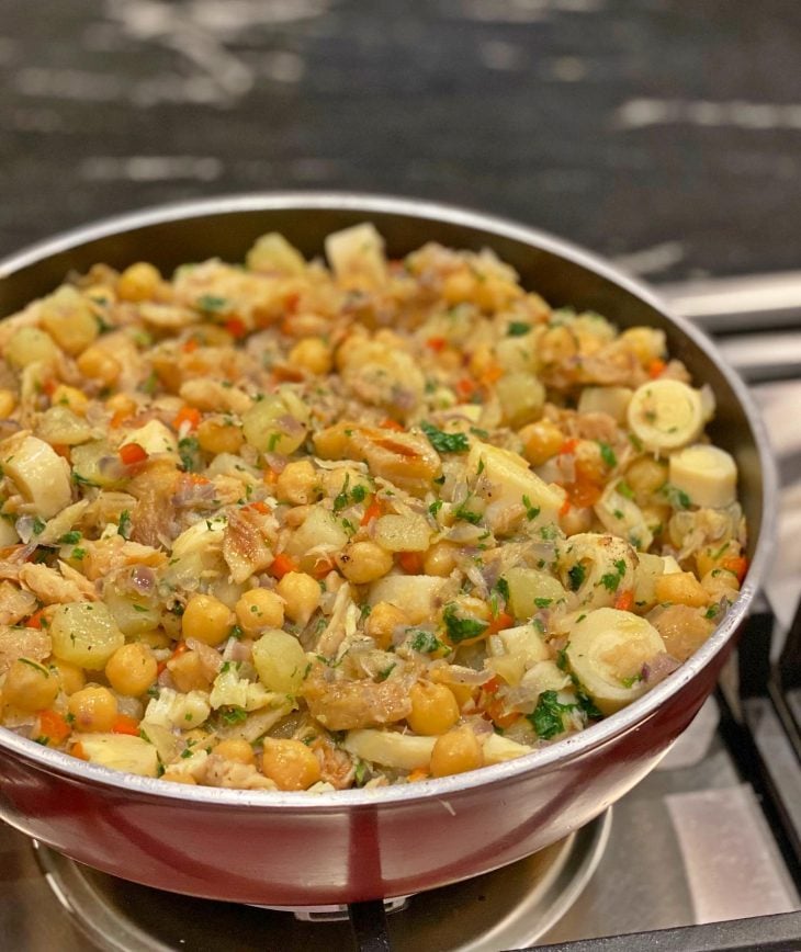 Salada morna de bacalhau com grão-de-bico