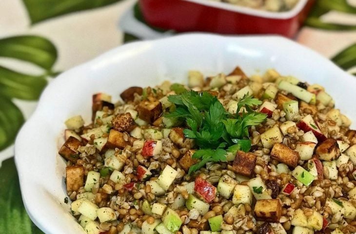 Salada morna de cevadinha com frutas