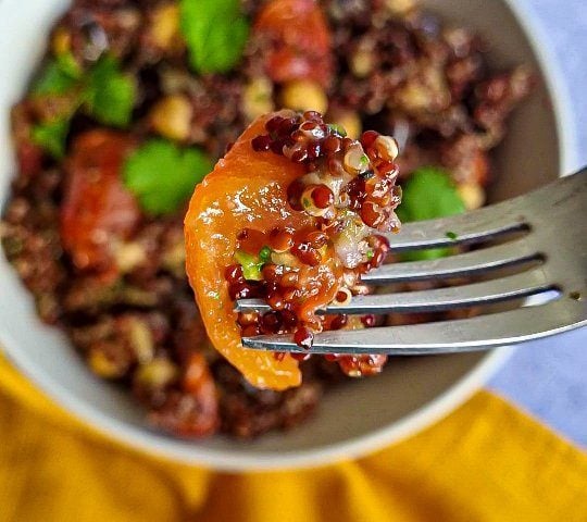 Salada morna de quinoa
