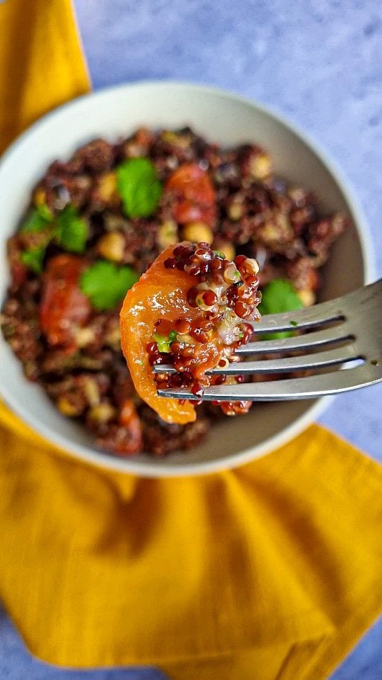 Salada morna de quinoa