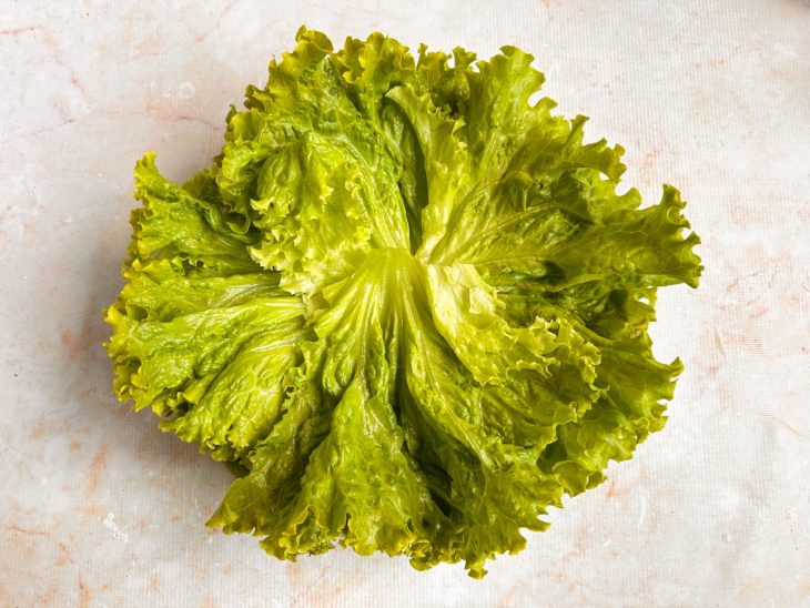 Folhas de alface dispostas em prato.