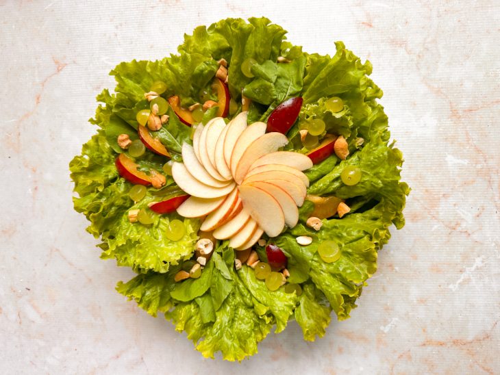 Fatias de maçã sobre as folhas.