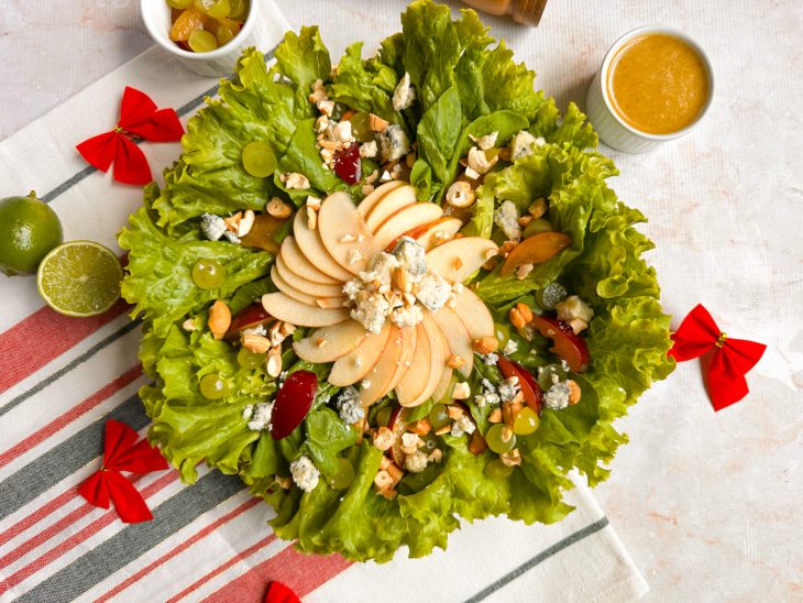 Salada pronta, com o molho ao lado.