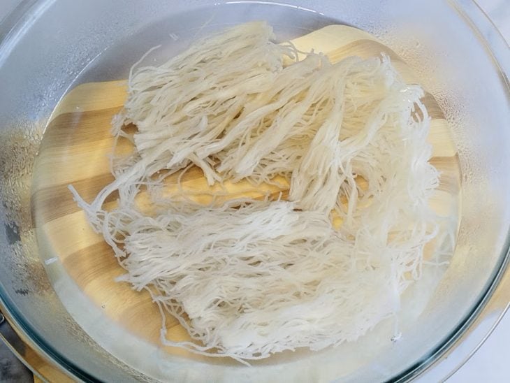 Uma tigela com água quente e bifum.