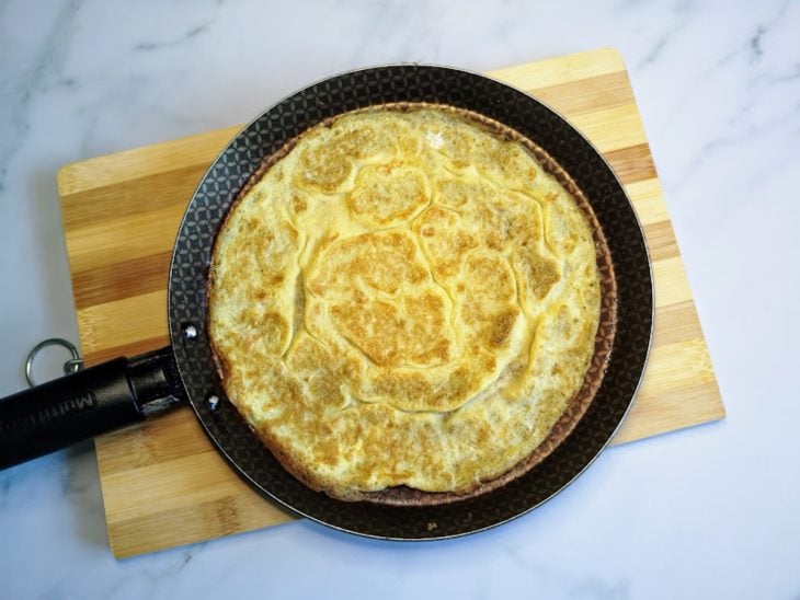 Uma frigideira com ovo batido.