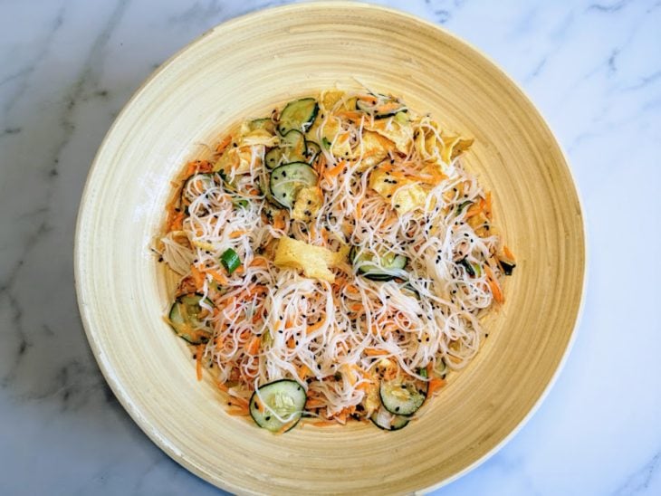 Um prato contendo salada oriental de bifum.