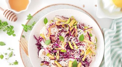 Salada primavera com macarrão konjac