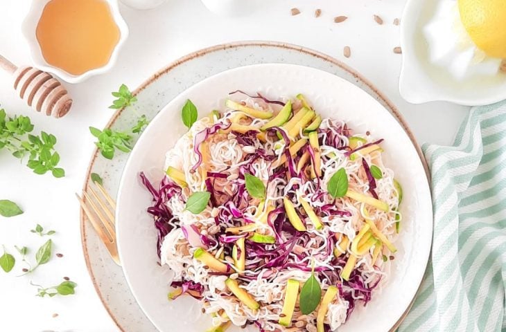 Salada primavera com macarrão konjac