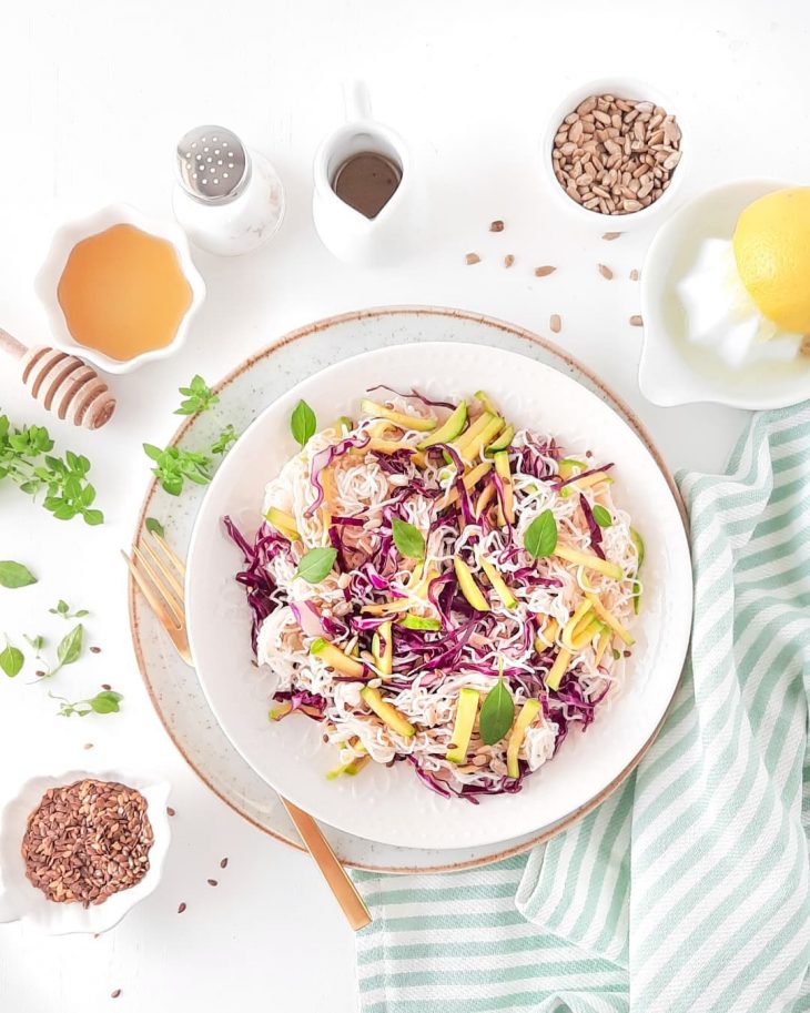 Salada primavera com macarrão konjac