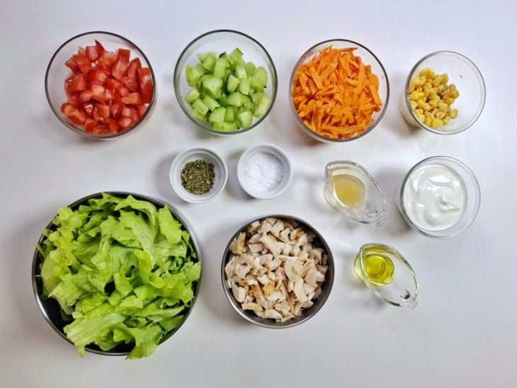 Uma bancada com os ingredientes da salada.